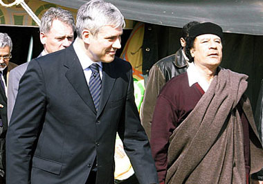 Nice tent, Mo': Serbian president Tadic with Gaddafi