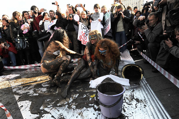 Fighting in mud on Independence Square in a symbolic protest against dirty politics in Ukraine (October 2008) / Photo AFP
