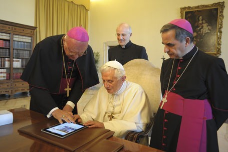 Pope Benedict XVI checking out the new Vatican web portal on an iPad, Jan 2011 / Photo: Reuters